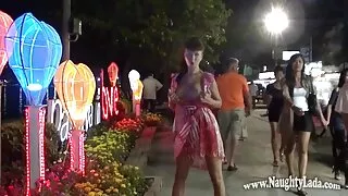 Лілі порно фільми секс Ларімар слухняно злиться на режисера на кастингу.