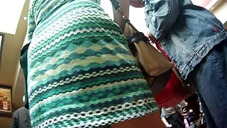 Трахає Величезні сиськи негритянки покоївки і порно фі кінчає на сиськи.