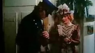 Blondie порнофільми з перекладом Fesser смокче і трахкає на пляжі.