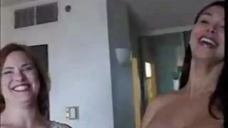 Кейсі трахкає в пизду і порнофільми дивитись шланг виходить з анала.