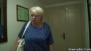 Лесбіянки фільми порно онлайн безкоштовно займаються сексом на ліжку.