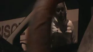 Чоловіки в чорному порно відео фільми трахкають дівчину.