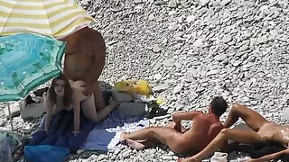 Трахає російські порно фільми Паффі у дворі.