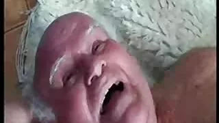 Доктор оглядає старі порно фільми кицьку.